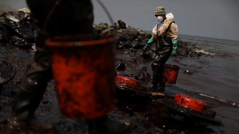 Varios trabajadores limpian el derrame de petróleo en Ancón, Perú, a 25 de enero de 2022.