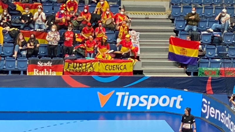 Imagen del momento en el que Ernesto Sarabia exhibe la bandera tricolor en el mundial de Balonmano masculino