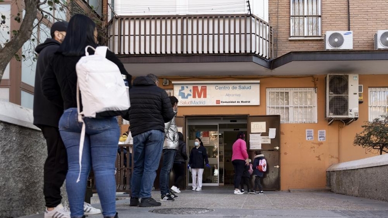 Un grupo de personas esperan en una fila en el Centro de Salud Abrantes, a 13 de enero de 2022, en Madrid, (España).