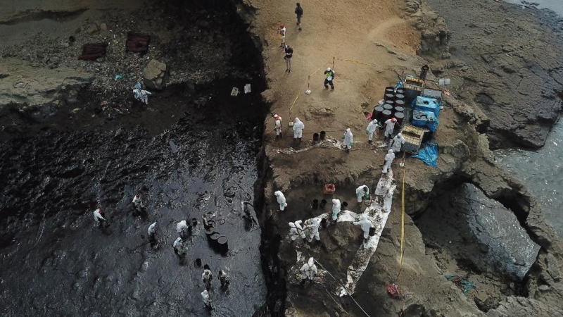 Un grupo de operarios trabaja en las labores de limpieza de las playas afectadas por el derrame de crudo en la refinería de Repsol de Perú.