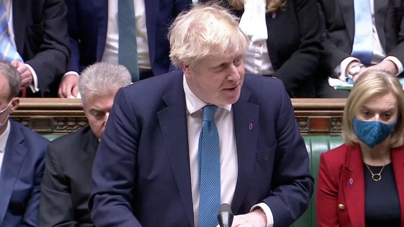 El primer ministro británico, Boris Johnson, habla durante el debate semanal del turno de preguntas en el Parlamento en Londres, Gran Bretaña, el 26 de enero de 2022.