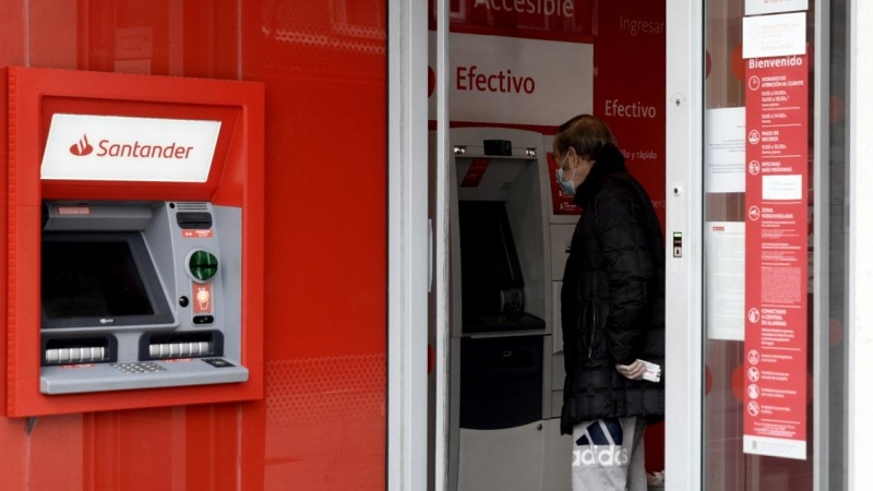 Un hombre saca dinero de un cajero del Banco Santander. E.P./Óscar Cañas