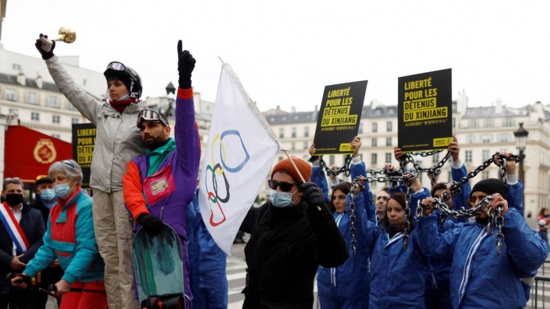 Activistas de Amnistía Internacional organizan un un acto de protesta a las puertas del Parlamento francés por la censura en China a pocos días de los JJOO de Invierno de Pekín, este 26 de enero de 2022 en París.