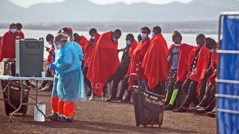 GRAFCAN9521. ARRECIFE (LANZAROTE), 23/01/2022.- Salvamento Marítimo ha rescatado este domingo a 53 inmigrantes subsaharianos, entre ellos varias mujeres, que viajaban en una patera en aguas cercanas a la isla de Lanzarote y los ha trasladado hasta el puer