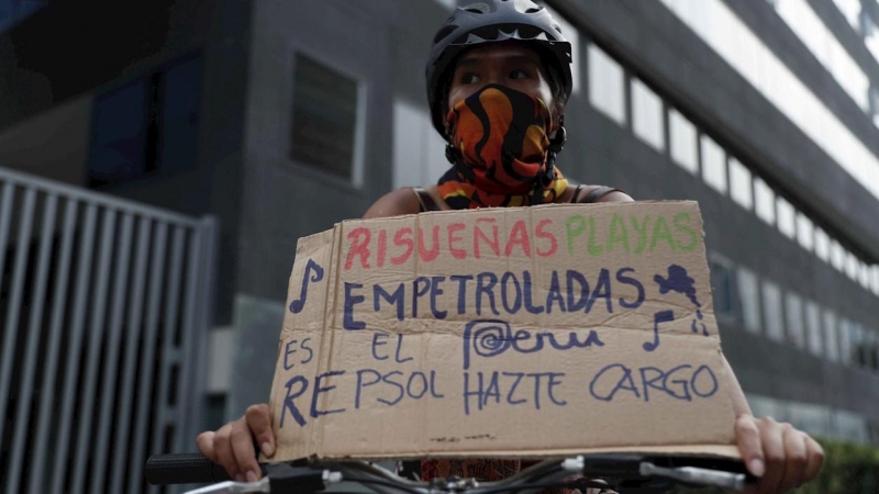 Activistas protestan frente a las instalaciones de Repsol en Lima (Perú) con motivo del derrame de petróleo.