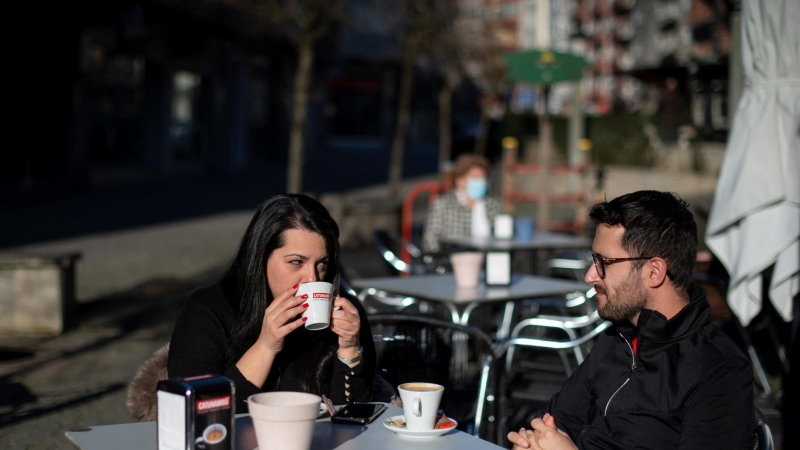 Dos clientes en la terraza de un bar de Ourense este miércoles 26 de enero de 2022.