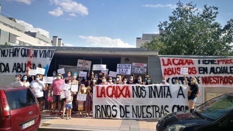 Una protesta de afectados por supuestas cláusulas abusivas de alquileres de la Obra Social La Caixa en Pinto.