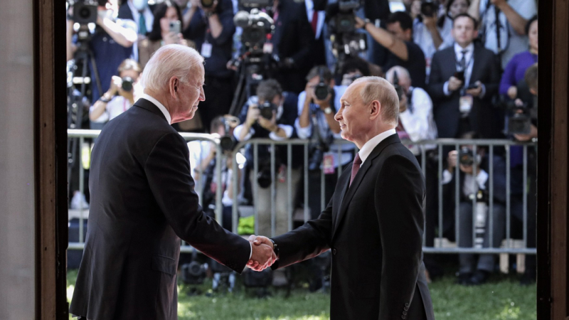 El Presidente de los Estados Unidos, Joe Biden, y el Presidente de Rusia, Vladimir Putin, durante una reunión el pasado 16 de junio de 2021.