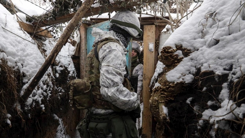 Los militares ucranianos verifican la situación en las posiciones en la línea del frente cerca de la aldea de Avdiivka, no lejos de la ciudad de Donetsk, Ucrania, controlada por militantes prorrusos, el 25 de enero de 2022.