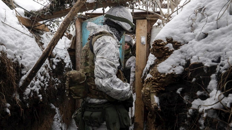 Los militares ucranianos verifican la situación en las posiciones en la línea del frente cerca de la aldea de Avdiivka, no lejos de la ciudad de Donetsk, Ucrania, controlada por militantes prorrusos, el 25 de enero de 2022.