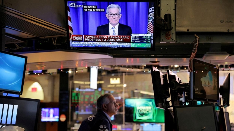 Un monitor de televisión en el patio de negociación de la Bolsa de Nueva York (NYSE, según sus siglas en inglés) muestra la comparecencia del presidente de la Reserva Federal, Jerome Powell, en diciembre de 2021. REUTERS/Andrew Kelly