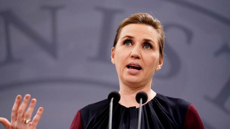 La primera ministra de Dinamarca durante una rueda de prensa sobre las restricciones del covid.