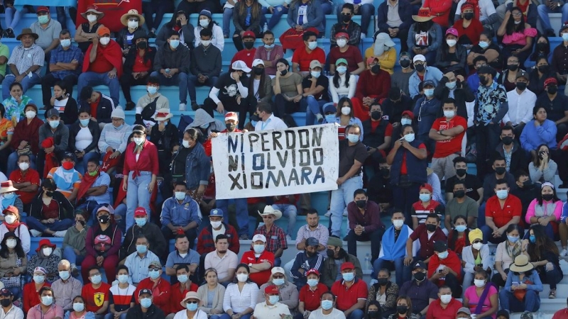 Simpatizantes de Xiomara Castro acuden a la ceremonia de investidura hoy, en el Estadio Nacional, en Tegucigalpa (Honduras).