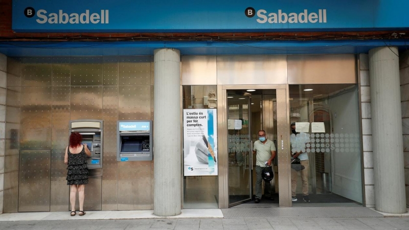 Una oficina de Banco Sabadell en Barcelona. REUTERS/ Albert Gea