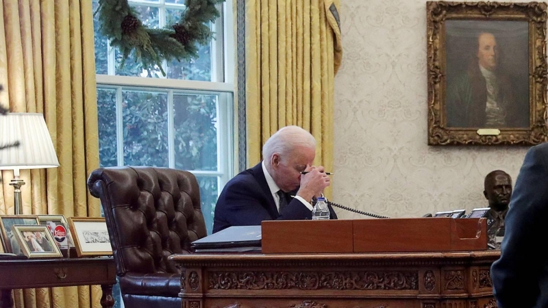 El presidente de EEUU, Joe Biden, mantiene una conversación telefónica con su homólogo ucraniano, Volodímir Zelenski el pasado 9 de diciembre de 2021.