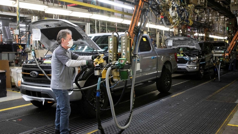 26/01/2022 Un trabajador de ensamblaje de una planta norteamericana de Ford