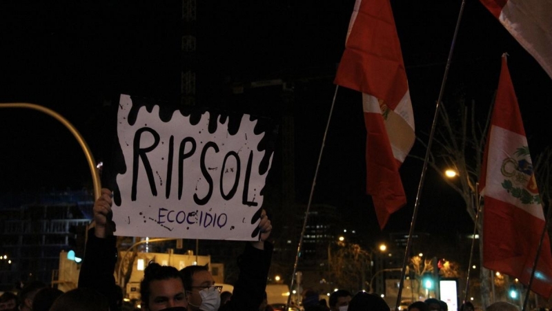 Un manifestante porta una campaña con el juego de palabras 'Ripsol' en referencia a la multinacional española a la que acusa de ecocidio.