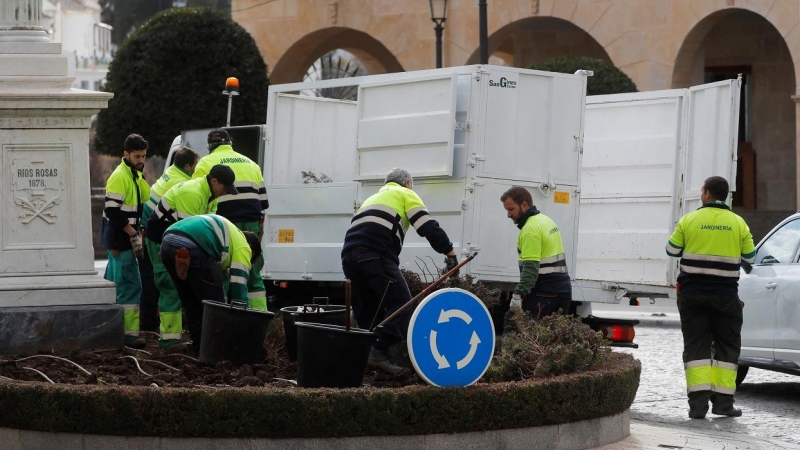 Un grupo de jardineros trabajado en el centro de Ronda (Málaga). REUTERS/Jon Nazca