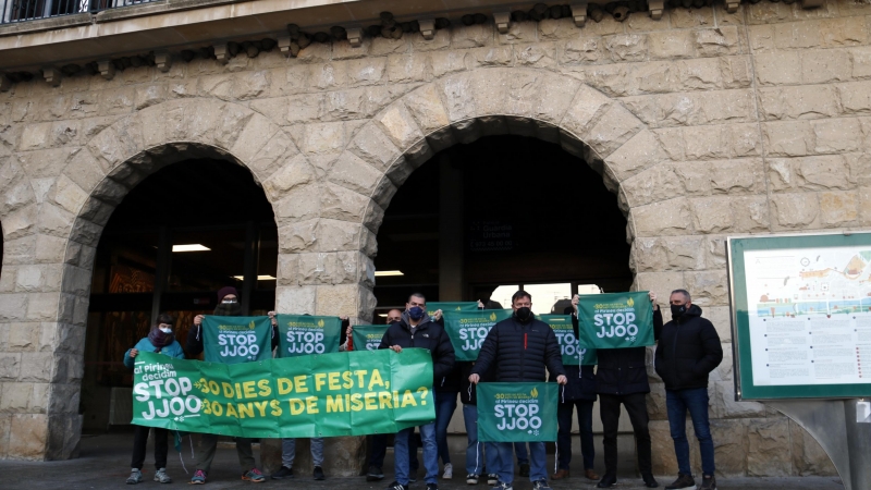 Membre de la Plataforma Stop JJOO esperant el president Pere Aragonès davant l'Ajuntament de Balaguer.