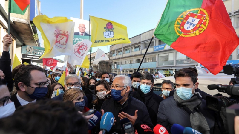 Secretario general del Partido Socialista (PS), Antonio Costa (C), durante una campaña electoral para las elecciones legislativas de 2022, en Leiria, Portugal, el 22 de enero de 2022.