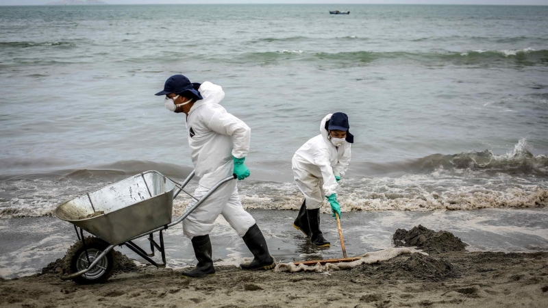 Las labores de limpieza en las playas de Ancón (Perú)