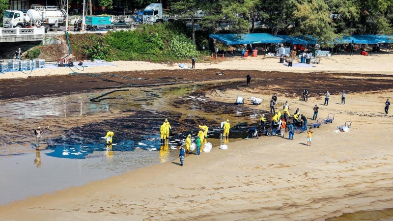 Una foto de un folleto proporcionada por la Marina Real de Tailandia muestra a los funcionarios limpiando un derrame de petróleo crudo que se filtró de un oleoducto submarino en la playa de Mae Ram Phueng en la provincia de Rayong, Tailandia.