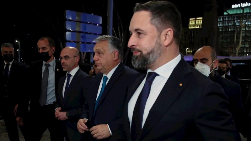 El primer ministro de Hungría, Viktor Orban (2d), es recibido por el líder de Vox, Santiago Abascal (d), el viernes 28 de enero en Madrid.