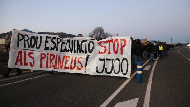 Capçalera de la manifestació contra els Jocs Olímpics d'Hivern a Berga.