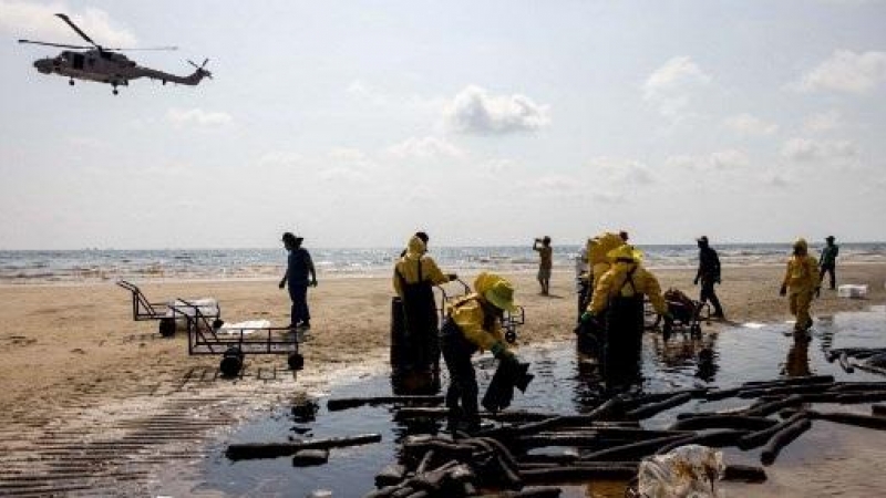 31/01/2022-Un grupo de trabajadores limpiando el derrame de petróleo en la playa de Mae Ram Phueng (Tailandia) el 29 de enero de 2022.