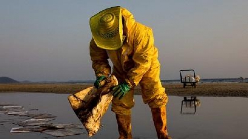 31/01/2022-Un trabajador limpiando el vertido de petróleo en la playa de Mae Ram Phueng (Tailandia) el 29 de enero de 2022.