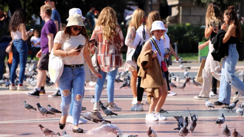 Turistes a la plaça Catalunya de Barcelona, en una imatge de l'octubre de 2021.