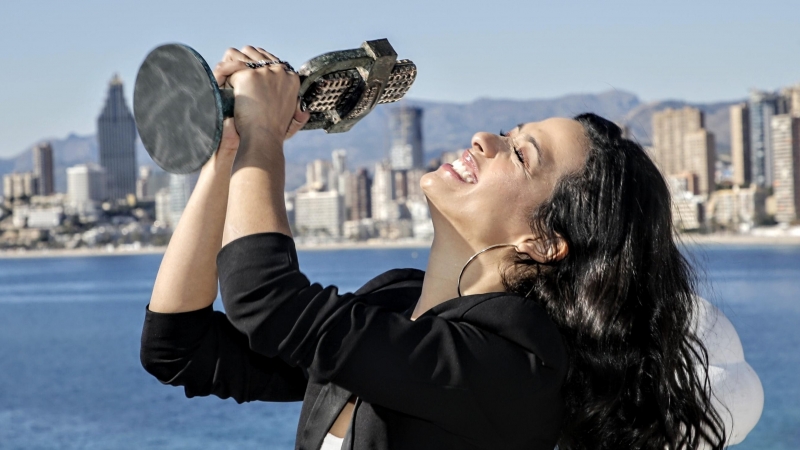 La ganadora del Benidorm Fest, Chanel, con el premio del concurso.