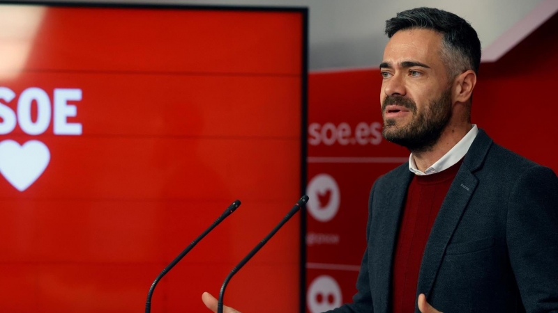 El portavoz de la Ejecutiva del PSOE, Felipe Sicilia durante la rueda de prensa celebrada este lunes en la sede del partido en Madrid.