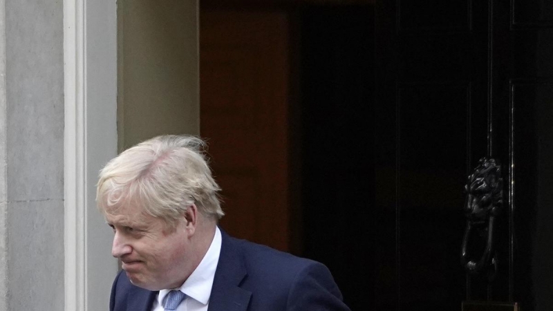 Boris Johnson sale de Downing Street para hacer una declaración a los parlamentarios tras la publicación del informe Gray, en el centro de Londres el 31 de enero de 2022.