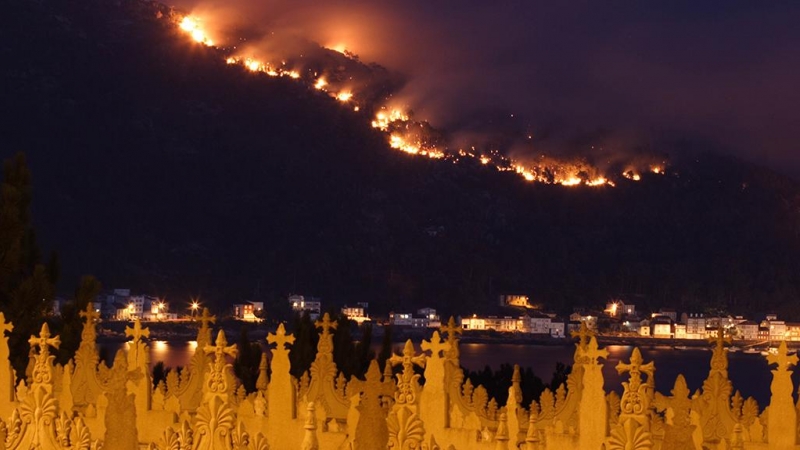 Fuego en O Pindo desde el cementerio de Ézaro.