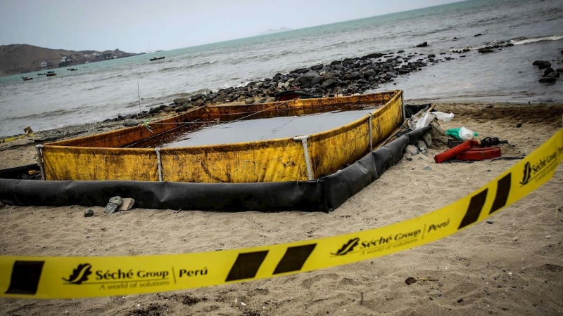 28/01/2022 Fotografía de las labores de limpieza en las playas de Ancón, en Perú