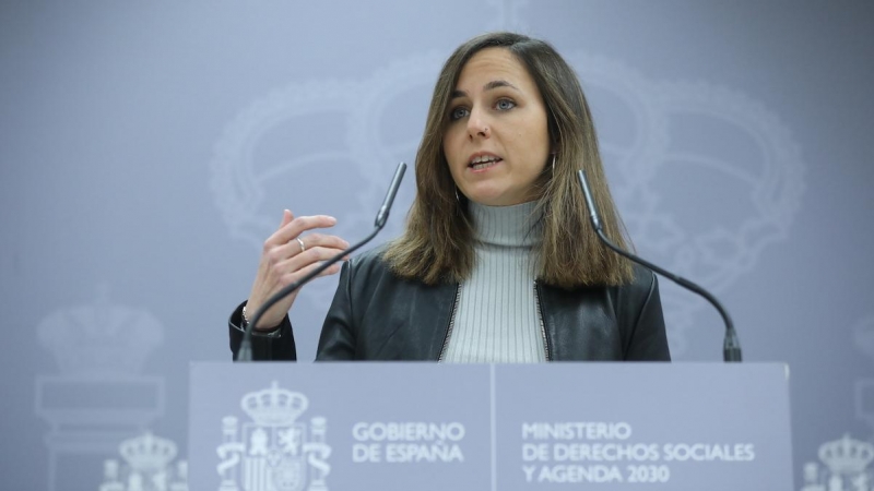 La ministra de Derechos Sociales y Agenda 2030, Ione Belarra, comparece antes de reunirse con colectivos que defienden el derecho a la vivienda, en el Ministerio de Derechos Sociales y Agenda 2030, a 26 de enero de 2022, en Madrid.