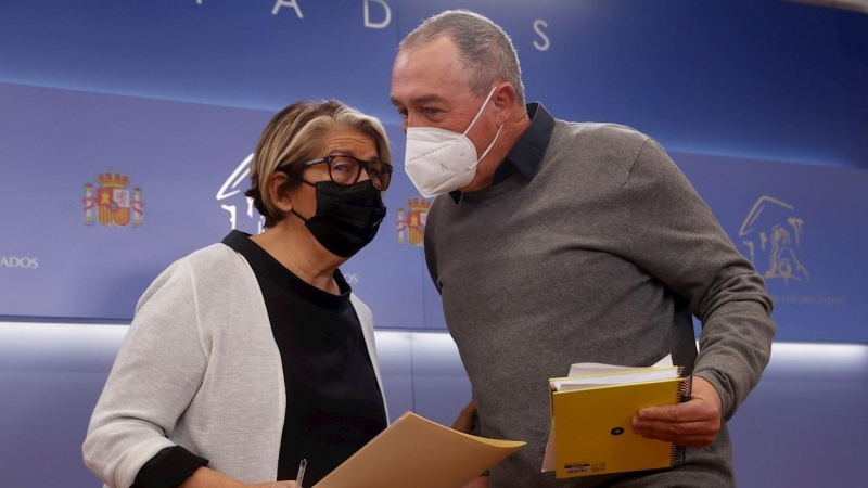 01/02/2022.- El líder de Compromís, Joan Baldoví (d) y la diputada de Más País, Inés Sabanés (i) durante la rueda de prensa tras la Junta de Portavoces del Congreso celebrada este martes. EFE/ Juan Carlos Hidalgo