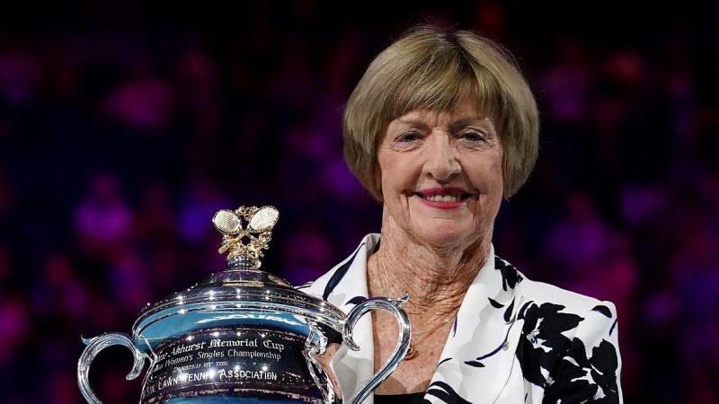 01/02/2022-Margaret Court recibe una réplica del trofeo durante una ceremonia para conmemorar el 50 aniversario de su victoria en Grand Slam en Melbourne, a 27 de enero de 2020.