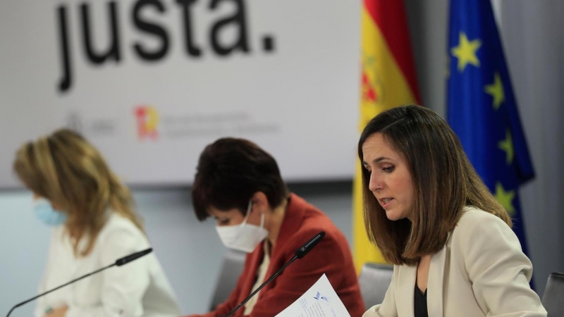 La ministra de Derechos Sociales y Agenda 2030, Ione Belarra (d), junto a la ministra de Transportes, Movilidad y Agenda Urbana, Raquel Sánchez (i), y la ministra Portavoz, Isabel Rodríguez (c), durante la rueda de prensa celebrada tras la reunión del Con