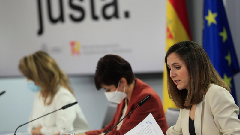 La ministra de Derechos Sociales y Agenda 2030, Ione Belarra (d), junto a la ministra de Transportes, Movilidad y Agenda Urbana, Raquel Sánchez (i), y la ministra Portavoz, Isabel Rodríguez (c), durante la rueda de prensa celebrada tras la reunión del Con