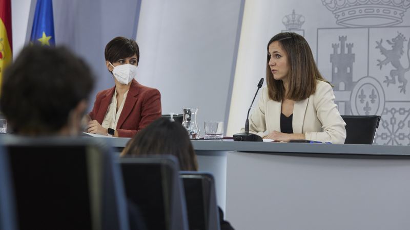 La ministra Portavoz, Isabel Rodríguez (i); y la ministra de Derechos Sociales y Agenda 2030, Ione Belarra, en una rueda de prensa posterior a una reunión del Consejo de Ministros, en la Moncloa, a 1 de febrero de 2022, en Madrid.