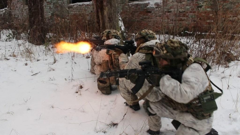 Imagen de tropas ucranianas antiaéreas cerca de la frontera con Rusia.
