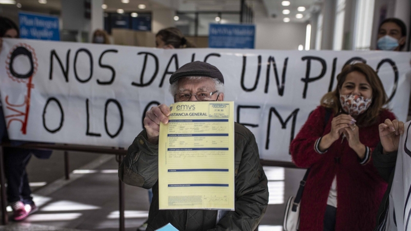 José Manuel Moreno, de 79 años, durante la protesta de este martes en la Empresa Municipal de Vivienda y Suelo de Madrid (EMVS).