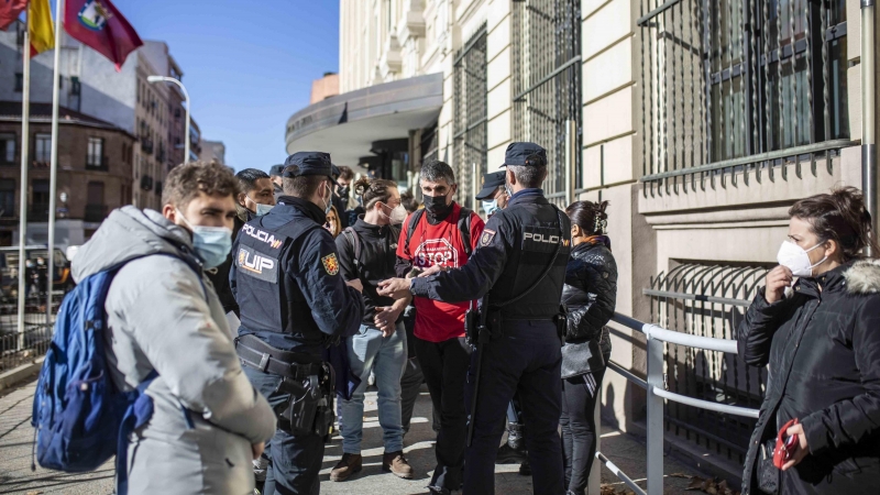 La Policía identifica a los activistas del Sindicato de Vivienda de Carabanchel que han acompañado a José Manuel Moreno a exigir una solución ante su inminente desahucio.