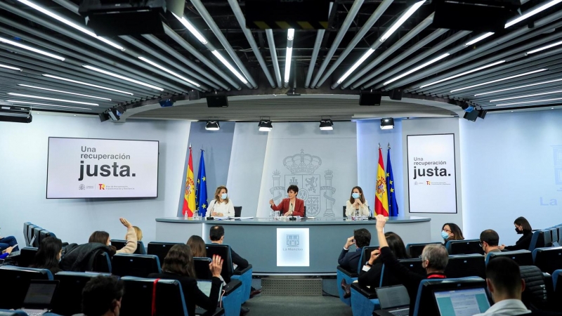 La ministra Portavoz, Isabel Rodríguez (c), la ministra de Transportes, Movilidad y Agenda Urbana, Raquel Sánchez (i), y la ministra de Derechos Sociales y Agenda 2030, Ione Belarra, este martes en Moncloa.