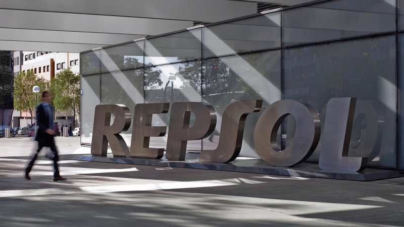 El logo de Repsol, en su sede corporativa en Madrid.