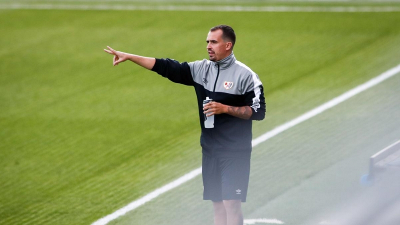 Fotografía de archivo de octubre de 2020 de Carlos Santiso durante su primera etapa como entrenador del Rayo Vallecano femenino.