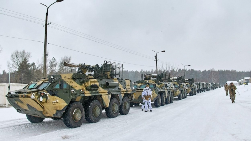 vehículos militares de las Fuerzas Armadas de Ucrania se prepara para participar en un simulacro cerca de la aldea de Klugino-Bashkirivka, no lejos de la ciudad de Kharkiv, en el este de Ucrania, el 31 de enero de 2022 en medio de una escalada en la front