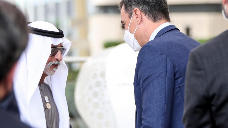 El presidente del Gobierno, Pedro Sánchez, junto al ministro y Comisionado General de la Expo 2020 de Dubai, Nahyan bin Mubarak Al Nahyan.